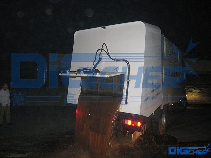 德高潔公鐵兩用軌（guǐ）道清潔車排汙