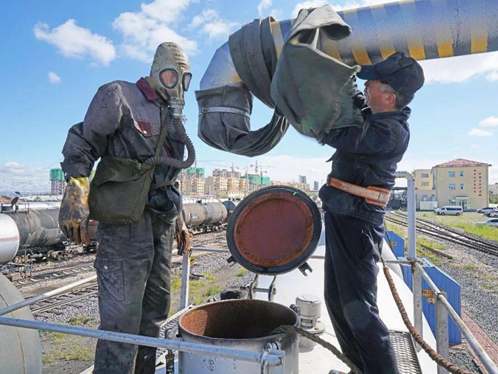 人（rén）工鐵路（lù）罐車清洗