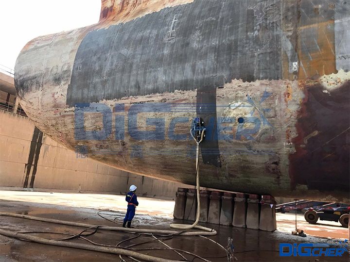 CR4D船（chuán）舶外板除鏽機器人作業實況