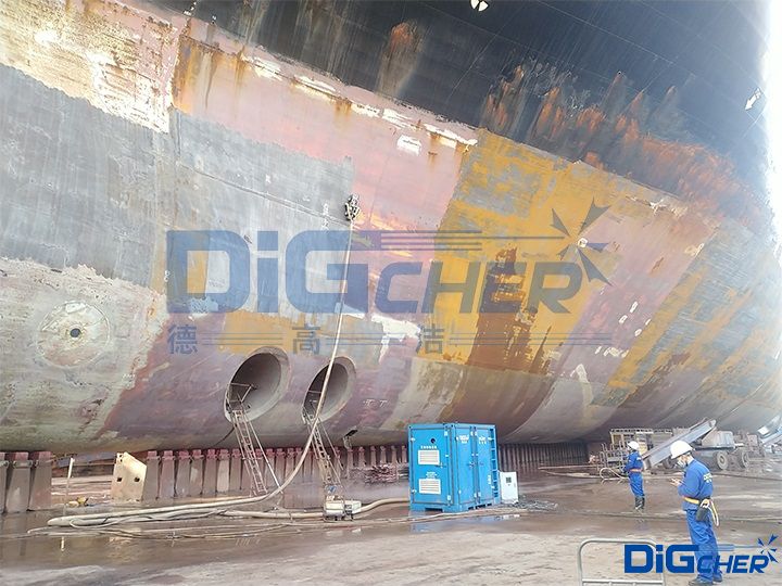 CR4D船舶（bó）除鏽爬壁機器人弧（hú）麵作業