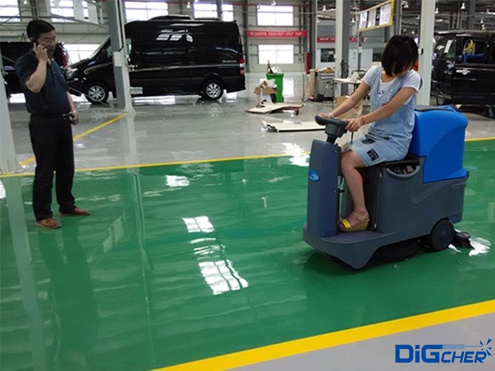 洗地機在工（gōng）廠車間作（zuò）業
