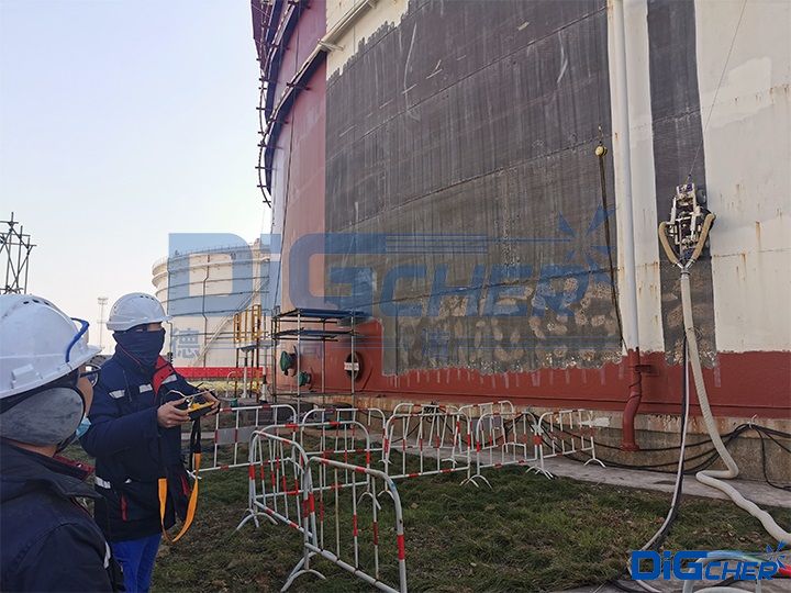 儲(chǔ)罐除鏽機器人作業現場