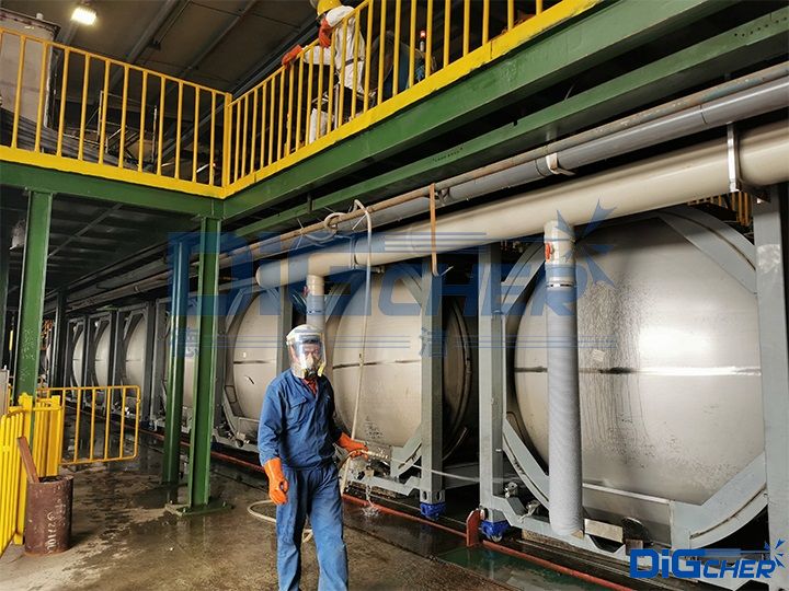 待洗的罐式(shì)集裝箱(xiāng)