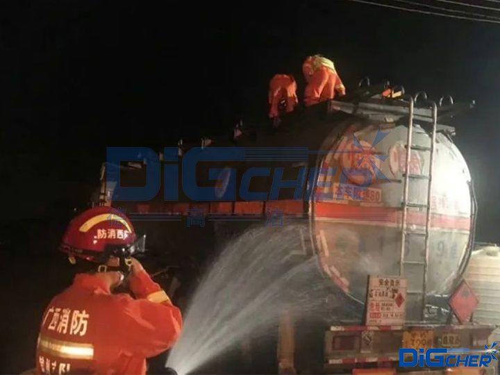 工人清（qīng）洗油罐車昏（hūn）迷待救援