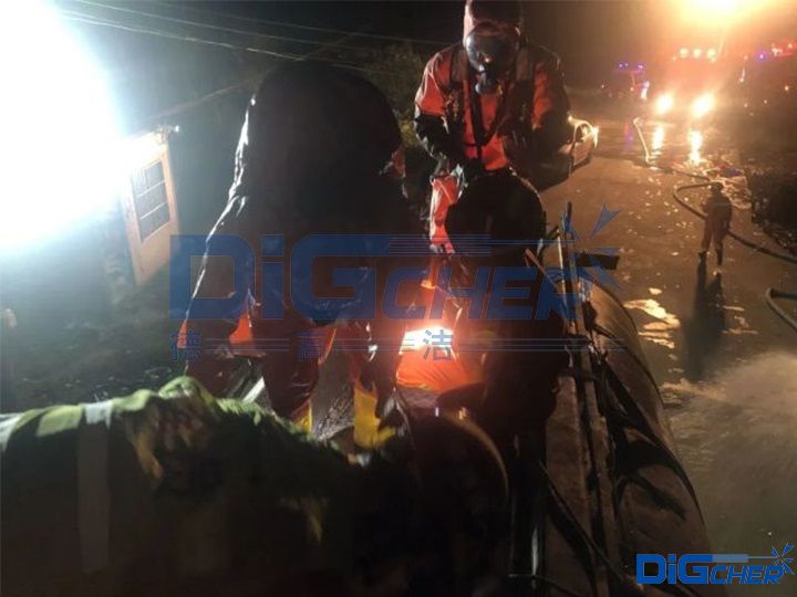 工人清（qīng）洗罐車陷（xiàn）入昏迷亟待救（jiù）援