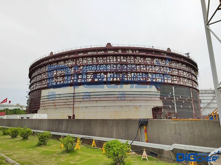 待防腐除鏽的石化儲罐