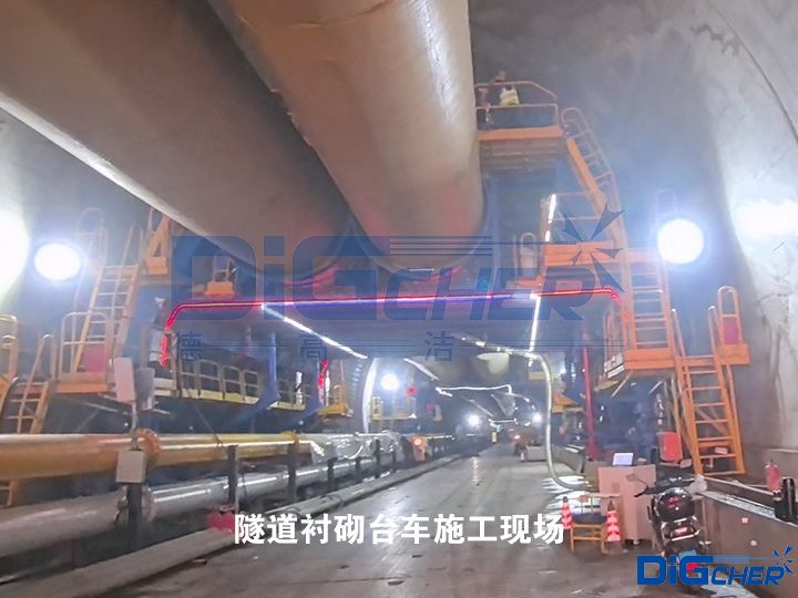 隧道襯砌台（tái）車施工現場