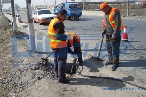 人工風鎬破碎路麵(miàn)