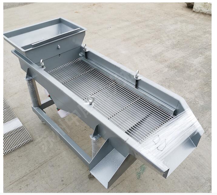 廠家（jiā）解答：飼料（liào）振動篩的使用有什麽技巧嗎