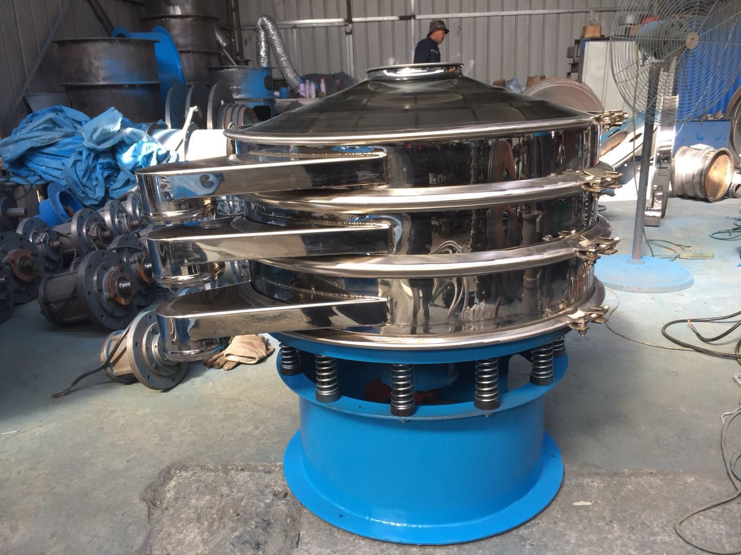 新鄉鋰電池振動篩（shāi）價（jià）格——人（rén）從眾機（jī）械